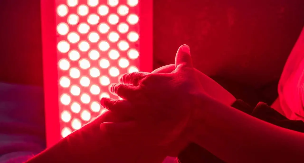 Naświetlanie promieniami podczerwonymi i światłem czerwonym – jakie przynosi korzyści dla zdrowia?