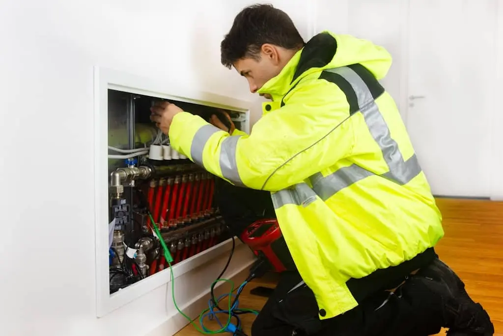 elektryk podczas diagnostyki instalacji elektrycznej